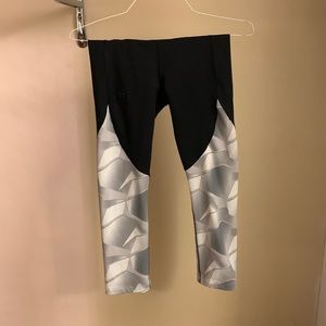 Under Armour Womens Reflect Hi-Rise Crop black leggings, size S